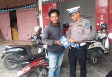 Satlantas Polres Pasangkayu Bagikan Brosur Dan Stiker Himbauan Keselamatan Kepada Masyarakat