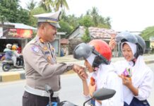 Unik!, Ops Keselamatan Marano, Satlantas Polres Pasangkayu Bagikan Cokelat Bagi Pengendara Yang Tertib Berlalulintas