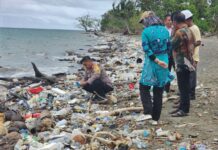 Kapolsek Bambalamotu Bersama Dinas Terkait Lakukan Pemantauan Sampah Plastik Di Pantai Kasoloang