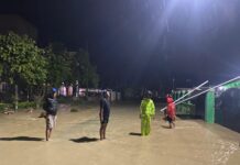 Bhabinkamtibmas Polsek Pasangkayu Lakukan Pegecekan Luapan Banjir Di Desa Ako