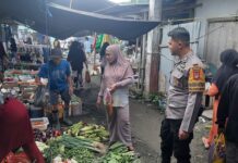 Polsek Bambalamotu Patroli dan Pantau Harga Bapok di Pasar Tradisional Randomayang
