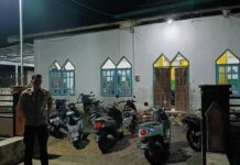 Bhabinkamtibmas Amankan Sholat Tarawih Beri Keamanan dan Kenyaman Warga Dalam Beribadah