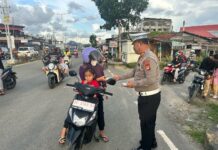 Satlantas Polres Pasangkayu Bagikan Takjil untuk Pengendara