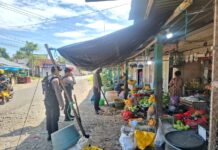 Patroli Jalan Kaki, Sat Samapta Polres Pasangkayu Sambangi Pasar Tradisional Ramadhan
