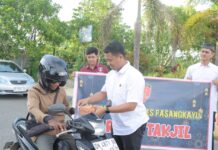 Jelang Buka Puasa, Satreskrim Polres Pasangkayu Bagikan Takjil