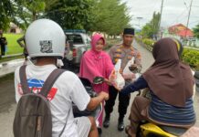 Jelang Buka Puasa, Polsek Pasangkayu Berbagi Takjil Ke Pengendara