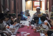Kapolres Pasangkayu Buka Puasa Bersama Dengan Masyarakat Dan Anak-anak Sekitar Mako Polres