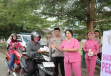 Kapolres Pasangkayu Dan Bhayangkari Berbagi Takjil Kepada Masyarakat