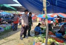 Bhabinkamtibmas Polsek Baras Bersama Babinsa Sosialisasikan Penolakan Premanisme Berkedok Ormas Kepada Para Pedagang.