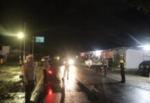 Kapolres Pasangkayu Pantau Personel Yang Melaksanakan Pengamanan Shalat Tarawih di Wilayah Pasangkayu.