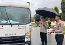 Kapolres Pasangkayu dan Bhayangkari Berbagi Takjil kepada Pengguna Jalan di Depan Mako Polres Pasangkayu