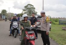 Berbagi Takjil kepada Pengguna Jalan di Depan Mako Polres Pasangkayu,