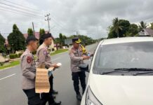Wakapolres Pasangkayu Bagi Takjil dan Imbau Keselamatan Mudik 2025