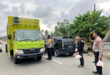 Kapolres Pasangkayu Berbagi Takjil Kepada Masyarakat dan Pengendara Mudik