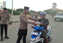 Kapolres Pasangkayu Berbagi Takjil Di Deapan Pos Terpadu Ops Ketupat Kepada Pemudik