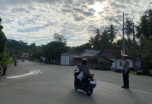 Bantu Masyarakat Pengguna Jalan, Personel Polres Pasangkayu Laksanakan Commander Wish Pagi
