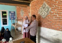 Kasat Binmas Polres Pasangkayu Sambangi Pondok Al-Quraan dan Serahkan Sarana Kontak