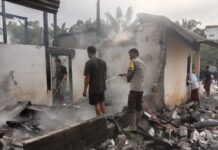 Personel Polsek Sarudu Mendatangi TKP Rumah Yang Dilalap Si jago Merah Di Benggaulu