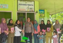 Serahkan Sarana Kontak, Bhabinkamtibmas Polsek Bambalamotu Sampaikan Pesan Kamtibmas