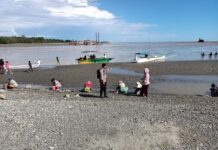 Sambang, Bhabinkamtibmas Polsek Pasangkayu Himbau Warga Hati-hati Saat Mencari Ikan Di Muara Sungai