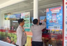 Polsek Pasangkayu Tingkatkan Pelayanan Publik dengan pemasangan Stiker Bantuan Polisi di tempat publik.