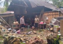 Yanmas, Bhabinkamtibmas Polsek Baras Mendatangi TKP Rumah Warga Yang Tertimpa Pohon Kelapa Sawit