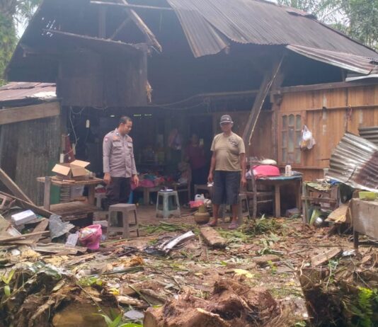 Yanmas, Bhabinkamtibmas Polsek Baras Mendatangi TKP Rumah Warga Yang Tertimpa Pohon Kelapa Sawit