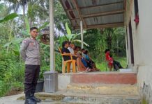 Bhabinkamtibmas berikan rasa aman saat ibadah minggu berlangsung