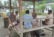 Bhabinkamtibmas Polsek Bambalamotu Beri Himbauan Terkait Sapi Yang Sering Merusak Tanaman Di Kebun Petani