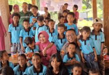 Kapolres Pasangkayu Berkunjung Dan Memberikan Bansos Kepada Masyarakat Dusun Saloraya Dalam Rangka Hari Bhayangkara Ke-79