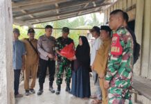 Bhabinkamtibmas Polsek Bambalamotu Dampingi Penyaluran Bansos Oleh PT. Randomayang Bintang Delapan