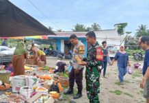 Bhabinkamtibmas Polsek Bambalamotu Bersama Babinsa Amankan Pasar Tradisional Bambaira