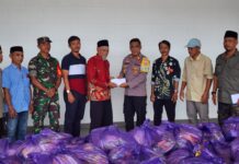 Kapolsek Bambalamotu Dampingi PT. Wijaya Sumber Vaname Salurkan Bansos Kepada Warga
