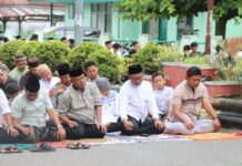 Kapolres Pasangkayu Sholat Idul Adha Bersama Ratusan Masyarakat di Lapangan Merdeka Pasangkayu