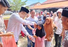 Momen Idhul Adha 1446 H, Kapolres Pasangkayu Bersama PJU Bagikan Daging Kurban Kepada Masyarakat