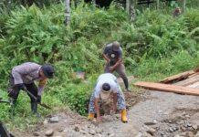 Satukan Tenaga, Bangun Desa: Bhabinkamtibmas Polsek Pasangkayu dan Warga Gotong Royong Perbaiki Gorong-Gorong