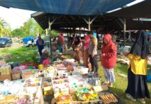 Bhabin Polsek Bambalamotu di Tengah Hiruk Pikuk Pasar: Wujud Nyata Polisi Hadir di Tengah Masyarakat