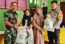 Wujud Kepedulian, Bhabinkamtibmas Baras Dampingi Distribusi Beras untuk Warga Kurang Mampu