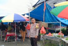 Bhabinkamtibmas Desa Benggaulu Laksanakan Giat Yanmas Di Pasar Desa Benggaulu
