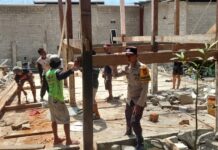 Kebersamaan Tanpa Sekat, Bhabinkamtibmas Polsek Baras Gotong Royong Bantu Bangun Rumah Warga