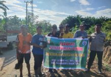 Hijaukan Desa, Sejukkan Bumi: Bhabinkamtibmas dan Camat Bulutaba Tanam Pohon Ketapang Dukung Pro Iklim”