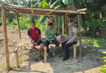 Dukung Program Ketahanan Pangan, Bhabinkamtibmas Bersama Warga Lakukan Penanaman Jagung Di Lahan Kosong