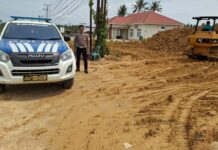 Jalan Berdebu dan Berlumpur, Kasat Lantas AKP Junaid Tegur Pelaksana Proyek di Desa Ako
