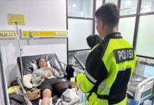 Polisi Sambangi Korban Kecelakaan Lalu lintas Di Rumah Sakit Untuk Memberikan Dukungan Dan Pendampingan