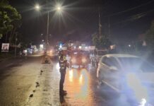 Hujan Tak Halangi Patroli, Sat Lantas Polres Pasangkayu Tetap Terangi Malam dengan Blue Light di Jalan Trans Sulawesi