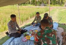 Bhabinkamtibmas Hadiri Acara Syukuran Keluarga Besar Kelompok Tani Padi Di Desa Kalola