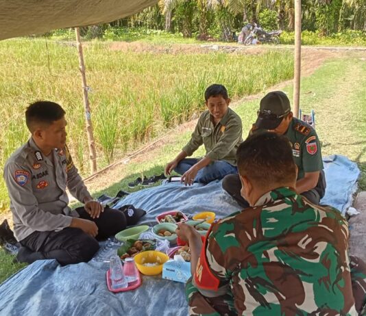 Bhabinkamtibmas Hadiri Acara Syukuran Keluarga Besar Kelompok Tani Padi Di Desa Kalola
