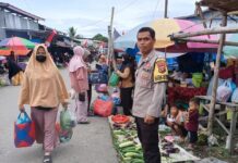 Bhabinkamtibmas Sigap! Pantau Aktivitas Pasar Benggaulu dan Atur Lalu Lintas Demi Keamanan Warga