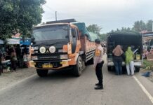 Sigap di Tengah Keramaian, Bhabinkamtibmas Polsek Bambalamotu Amankan Pasar Tradisional Randomayang