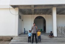 Suasana Khidmat Diselimuti Rasa Aman Bhabinkamtibmas Polsek Sarudu Kawal Ibadah Jemaat GTM